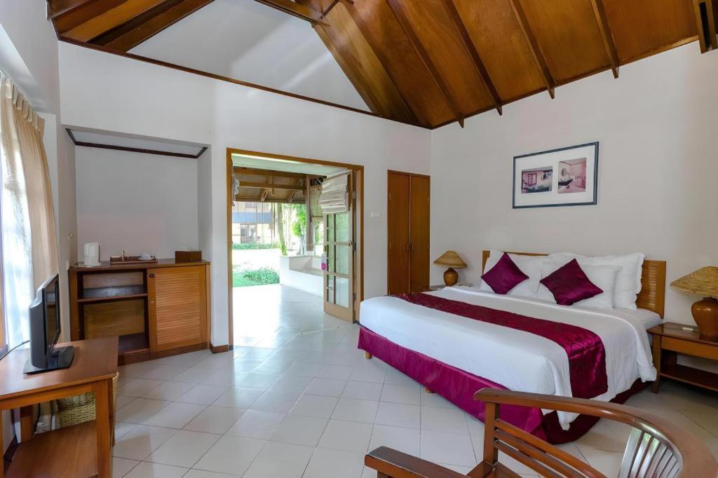 Tanjung Lesung Beach Hotel Экстерьер фото